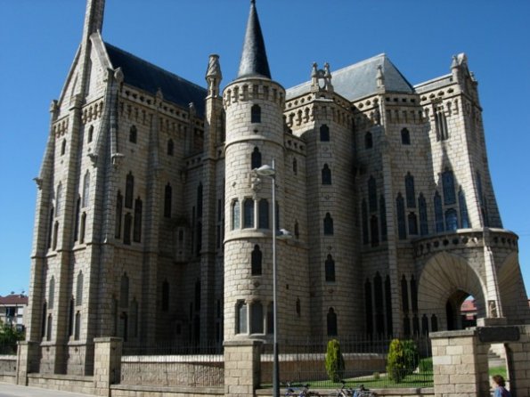 32 Astorga le palais épiscopal (Gaudi)