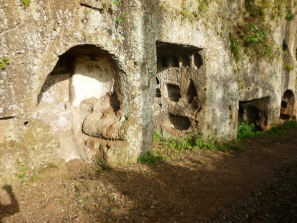 36 Tombes antiques à Sutri