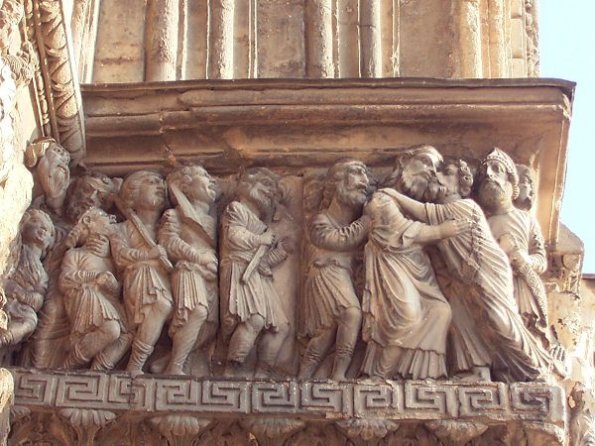 St Gilles - Bas-relief dans la basilique