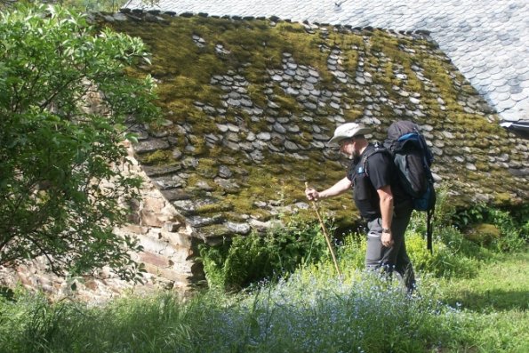 Les vieux toits de "Lauze" à l'approche de St Chely d'Aubrac