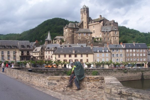 Le chateau d'Estaing depuis l'entrée de la ville