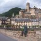 Le chateau d'Estaing depuis l'entrée de la ville