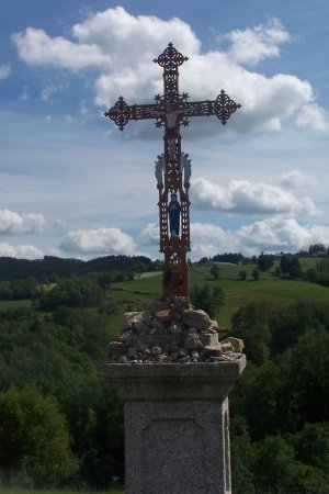 Le pèlerin dépose son cailloux au pied de la croix (symbole du poids de ce qui l'encombre)
