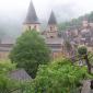 Tout à coup, la brume se lève au détour du chemin, et nous apercevons Conques