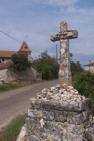 Toujours le dépôt de cailloux au pied des croix