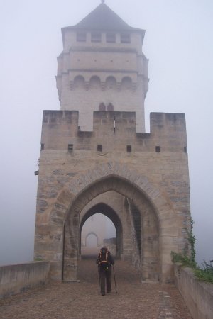 Cahors : le Pont Valendré au petit matin dans la brume