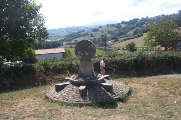 Croix de Gibratar avant Ostabat : marque les rencontre de 3 des 4 itinéraires français (voies de Tours, Vézelay, Le Puy)