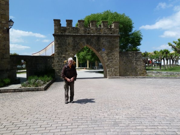 Obanos - devant l’Arc de la plaza de los Fueros