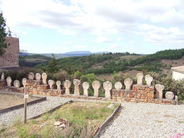 Aniane - Stèles discoïdales languedociennes dites cathares