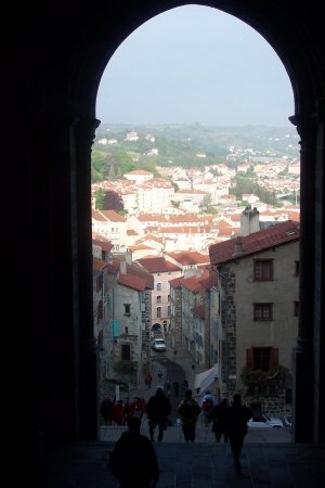 Les portes de la cathédrale du Puy s'ouvrent : en route vers Compostelle